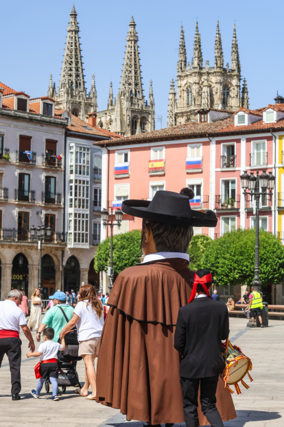 Último pasacalles de los Gigantillos, Gigantones y Danzantes en las fiestas de San Pedro 2025.