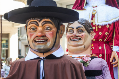 Último pasacalles de los Gigantillos, Gigantones y Danzantes en las fiestas de San Pedro 2025.