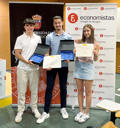 Javier Sevilla, Álvaro Ariznavarreta y Daniela Viyuela, tras ganar la fase local.