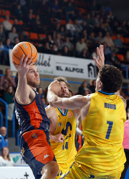 Rubio, de espaldas, durante el partido entre Tizona y Estudiantes en El Plantío.