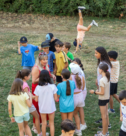 Un momento de la visita a los campamentos urbanos, en esta ocasión a la orilla del río Arlanzón.