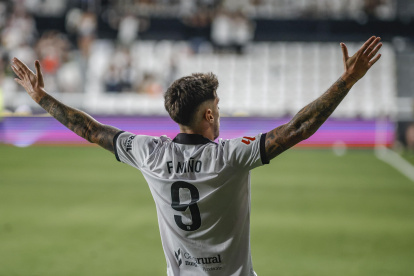 Fer Niño celebra con la grada de El Plantío el gol ante la Cultural Leonesa.