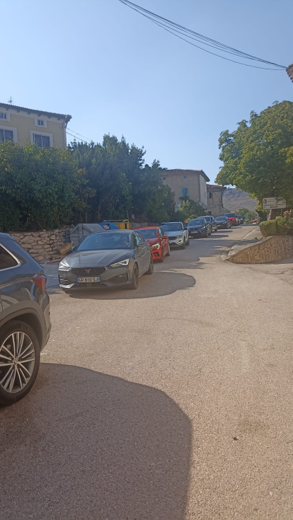 Colas de vehículos en la carretera que conecta Temiño con Monasterio de Rodilla y lleva a la N-I.