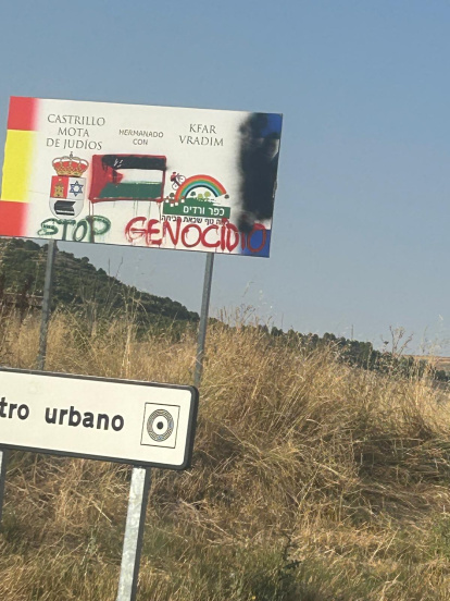 Cartel vandalizado que anuncia el hermanamiento entre Castrillo Mota de Judíos y Kfar Vradim, una localidad situada en el norte de Israel, desde el año 2018.