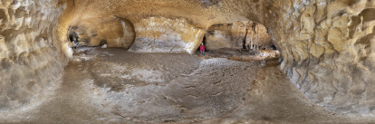 Vista de las Galerías de las Huellas, uno de los espacios más restringidos de Ojo Guareña, captada con tecnología 360º para facilitar su divulgación sin comprometer la conservación del entorno.