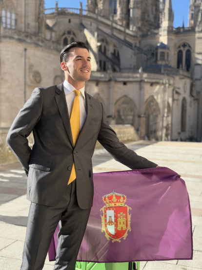 Alejandro frente a la Catedral de Burgos.