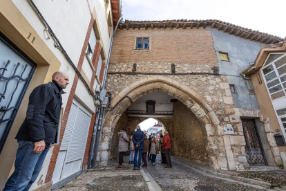 Estado actual del Arco del Amparo, deteriorado por el tránsito continuo de vehículos.