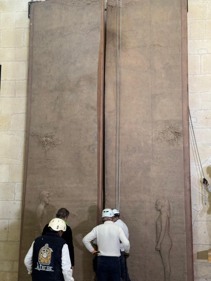 Así ha llegado la primera de las Puertas de Antonio López para la Catedral de Burgos al Museo.