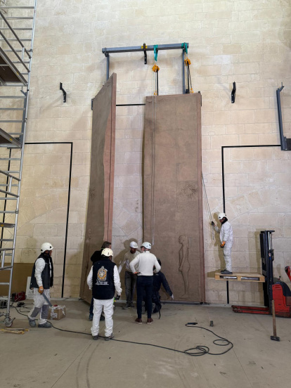Así ha llegado la primera de las Puertas de Antonio López para la Catedral de Burgos al Museo.