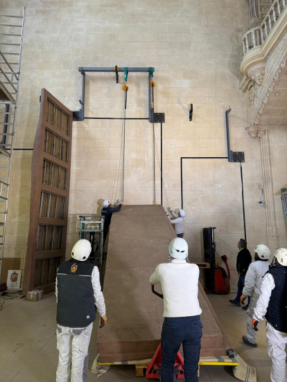Así ha llegado la primera de las Puertas de Antonio López para la Catedral de Burgos al Museo.