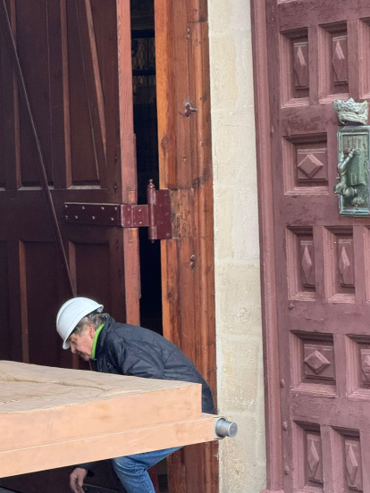 Así ha llegado la primera de las Puertas de Antonio López para la Catedral de Burgos al Museo.