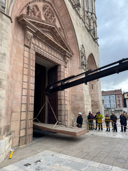 Así ha llegado la primera de las Puertas de Antonio López para la Catedral de Burgos al Museo.