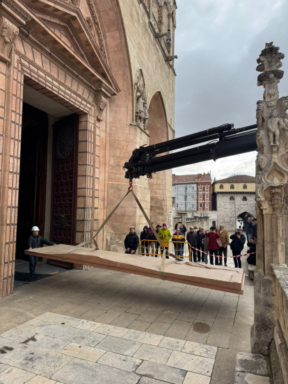 Así ha llegado la primera de las Puertas de Antonio López para la Catedral de Burgos al Museo.