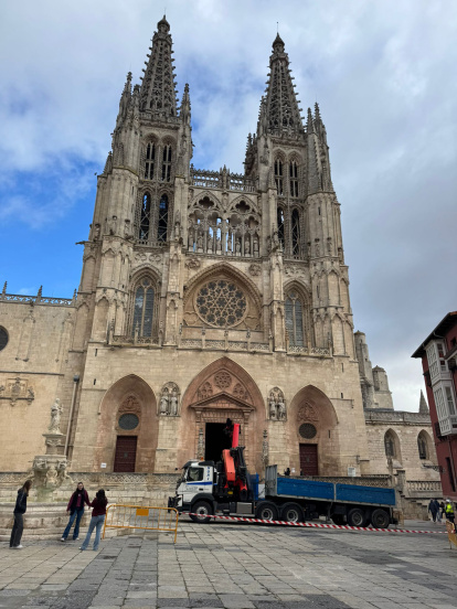 Así ha llegado la primera de las Puertas de Antonio López para la Catedral de Burgos al Museo.