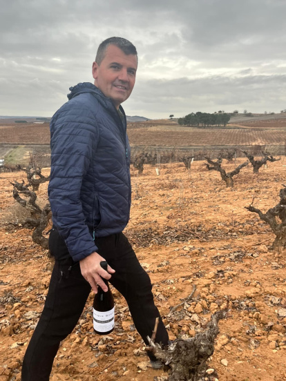Enrique Bonet posa con su vino