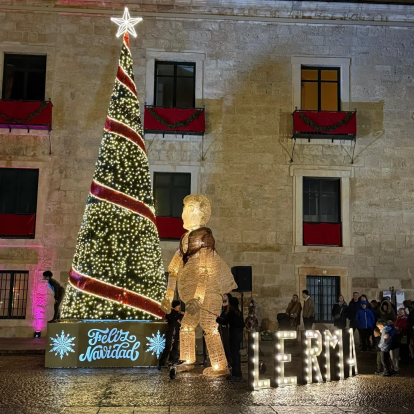 Iluminación navideña en la plaza mayor de la villa ducal.