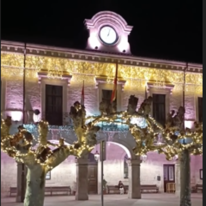 La Casa Consistorial de Villarcayo iluminada.