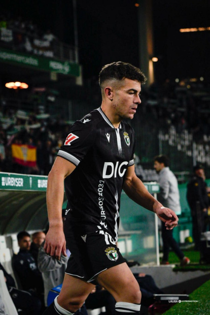 La primera gran ocasión del partido y del Burgos pasó por las botas de Curro.