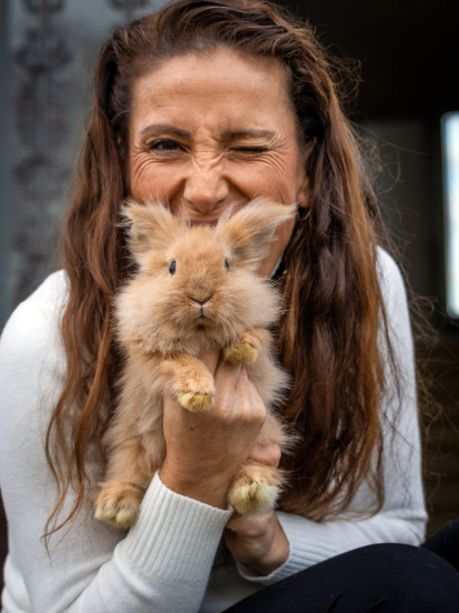 Inma con un conejo en brazos.