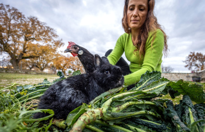 Inma con una gallina y un conejo.