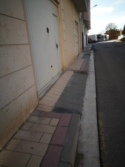 Imagen de las aceras estrechas de la calle Padre Janériz