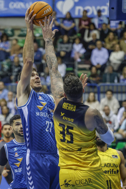 Imagen del partido entre el Recoletas Salud San Pablo Burgos y La Laguna Tenerife.
