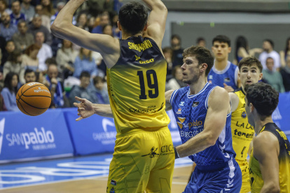 Imagen del partido entre el Recoletas Salud San Pablo Burgos y La Laguna Tenerife.