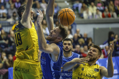 Imagen del partido entre el Recoletas Salud San Pablo Burgos y La Laguna Tenerife.