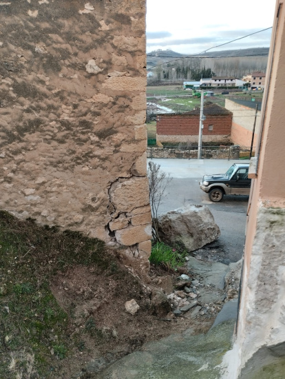 Imagen de la roca caída en el pueblo de Torregalindo