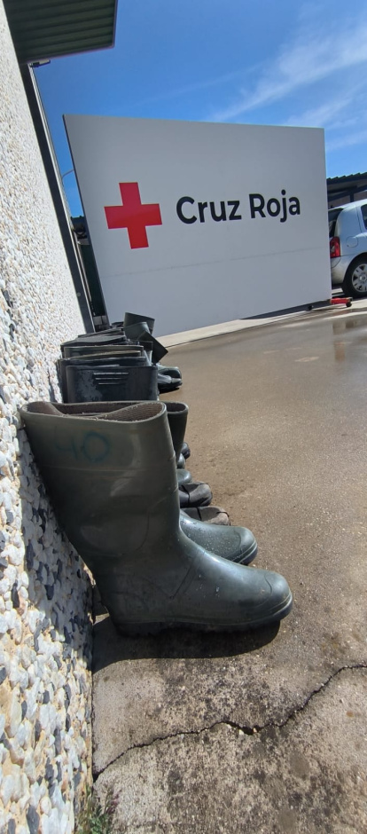 Cruz Roja limpiando el Barriles