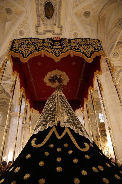 Así se ha procedido a colocar el palio en la Iglesia de San Lorenzo.