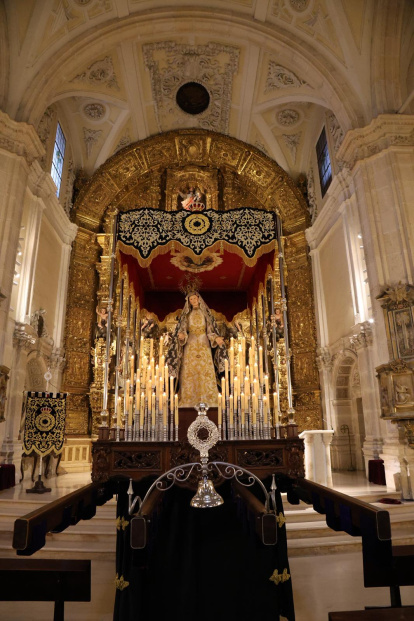 Así se ha procedido a colocar el palio en la Iglesia de San Lorenzo.