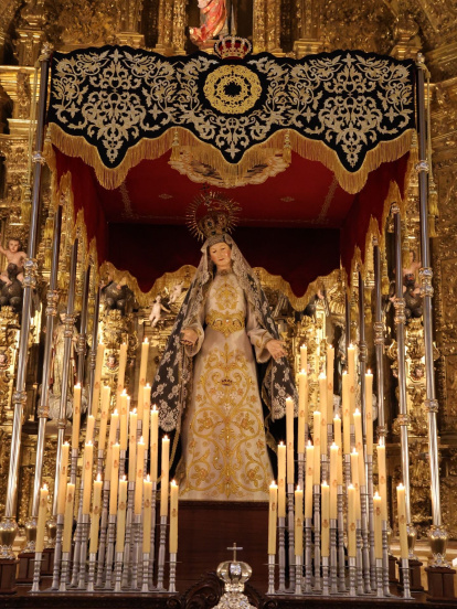 Así se ha procedido a colocar el palio en la Iglesia de San Lorenzo.