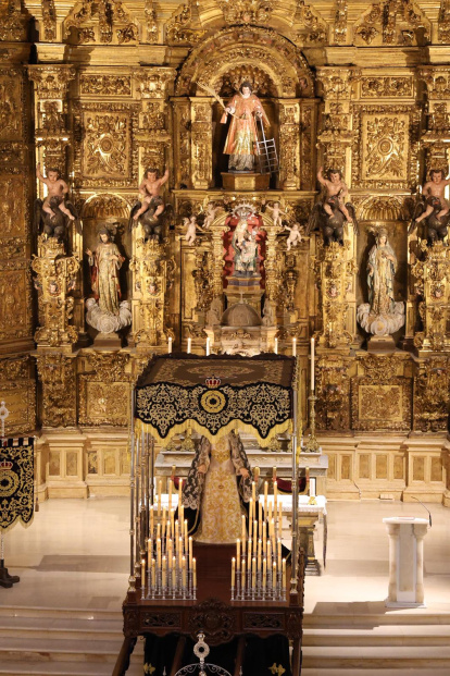 Así se ha procedido a colocar el palio en la Iglesia de San Lorenzo.