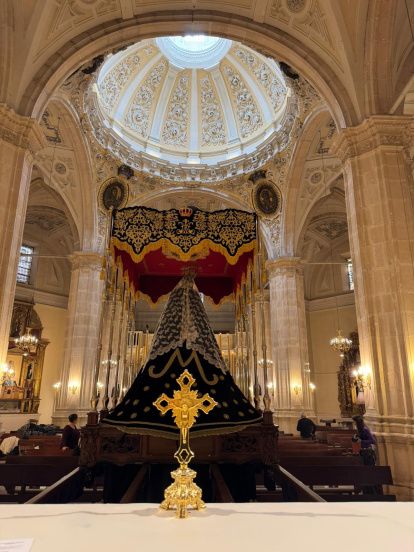 Así se ha procedido a colocar el palio en la Iglesia de San Lorenzo.