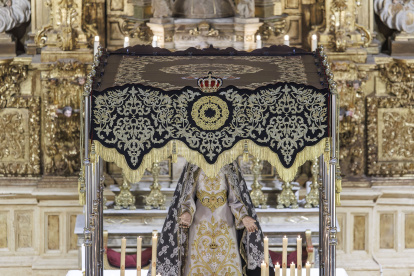 Así se ha procedido a colocar el palio en la Iglesia de San Lorenzo.