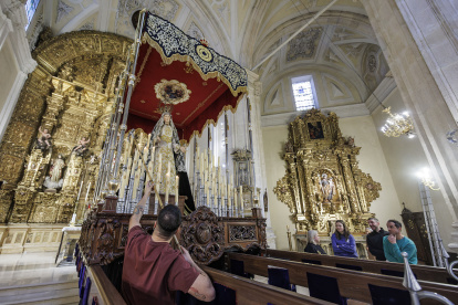 Así se ha procedido a colocar el palio en la Iglesia de San Lorenzo.