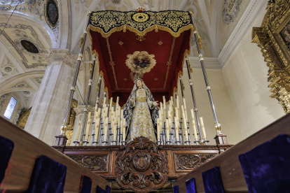Así se ha procedido a colocar el palio en la Iglesia de San Lorenzo.