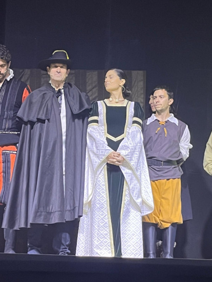 Un momento de la representación de Don Juan Tenorio en el polideportivo de Arcos de la Llana.