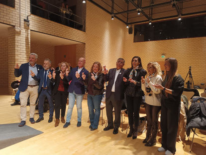 Los integrantes de la candidatura cruzan los dedos antes de conocer la decisión del jurado.