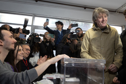 El candidato del PSOE a la Presidencia de la Junta de Castilla y León, Carlos Martínez, ejerce su derecho al voto, a 15 de marzo de 2026, en Soria, Castilla León (España).