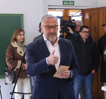 El candidato de Vox a la Presidencia de la Junta de Castilla y León, Carlos Pollán, ejerce su derecho al voto en Carbajal de la Legua (León).