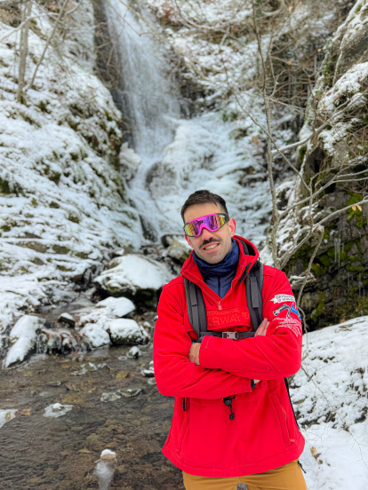Instantánea de Diego en una cascada.