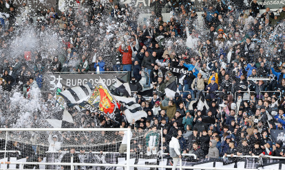 Ambiente de fiesta en la grada blanquinegra en el último partido en casa.