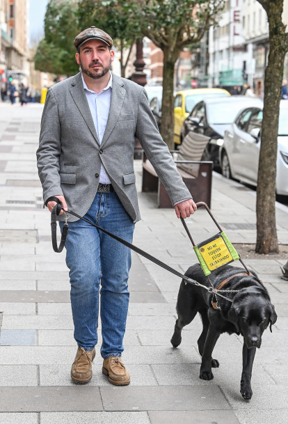 Rubén Martínez, director de la ONCE en Burgos, junto a su perro, Korky