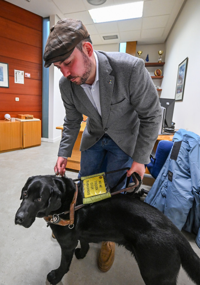 Rubén Martínez, director de la ONCE en Burgos, junto a su perro, Korky