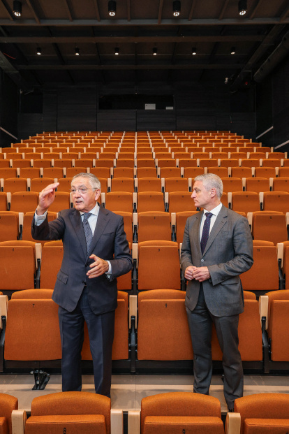 Ginés Clemente y Rafael Barbero en el patio de butacas del auditorio, totalmente retractil en apenas un par de minutos.