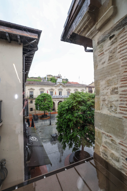 La Casa de las Cadenas se sitúa frente al Ayuntamiento de Miranda de Ebro.