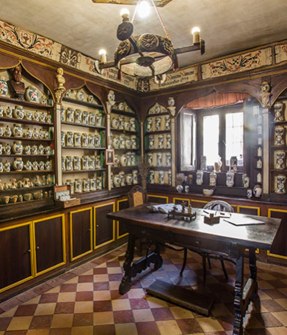 Así es la farmacia Jimeno, la más antigua de España que conserva el pasado sanitario del país en sus estanterías.