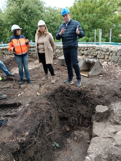 La alcaldesa de Burgos, Cristina Ayala, inspeccionó la zona alta de la muralla.